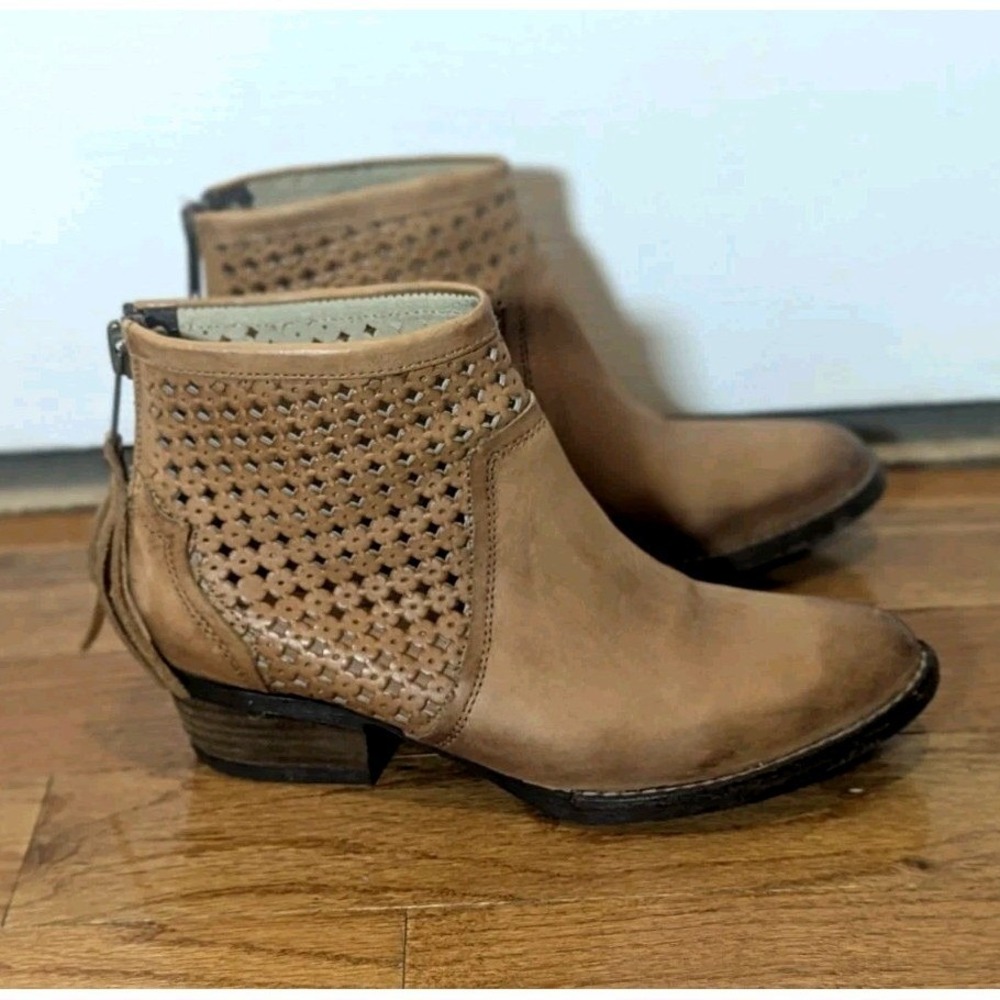 Boho Festival Perforated Leather Ankle Boots Fringe Zip Very Volatile Tan 8 USA